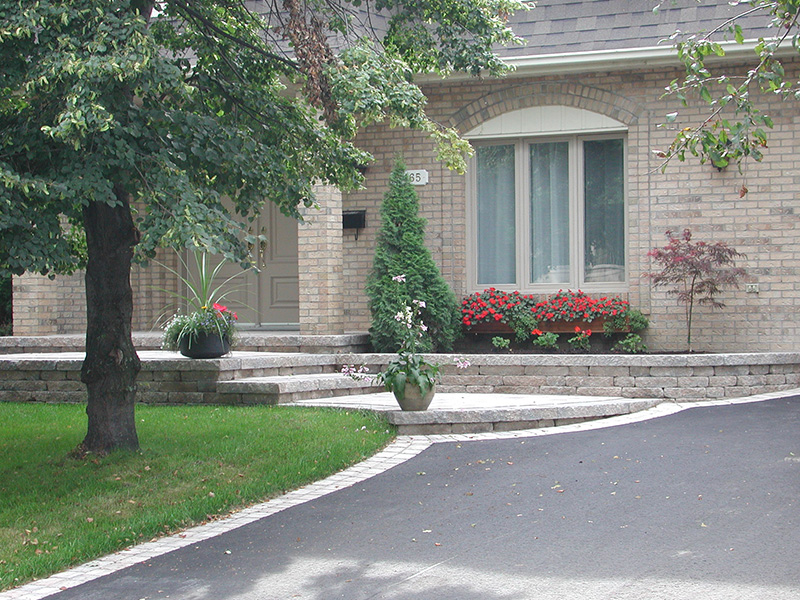 Entrée de garage une maison avec réalisation de pavage d'asphalte pour stationnement